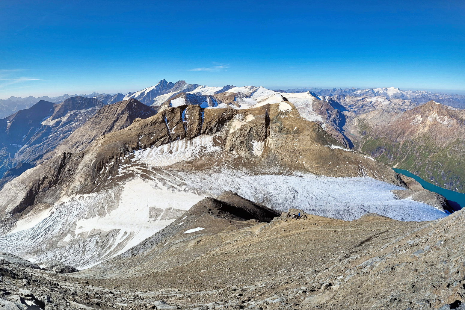Großglockner, Großvenediger und viel weitere beim Aufstieg schon sichtbar. Foto: Konrad Gwiggner
