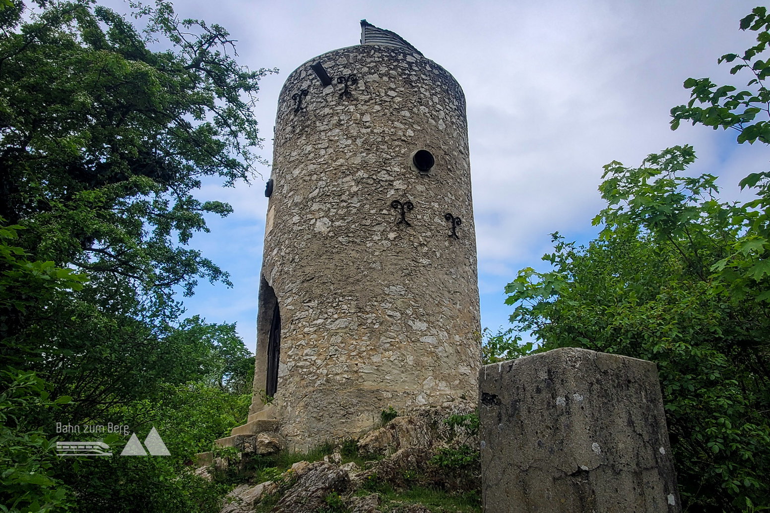 Blick auf die Wilhelmswarte. Hinter der Warte gehe ich einen steileren Weg hinunter Richtung Anninger Schutzhaus. Foto: Linda Prähauser
