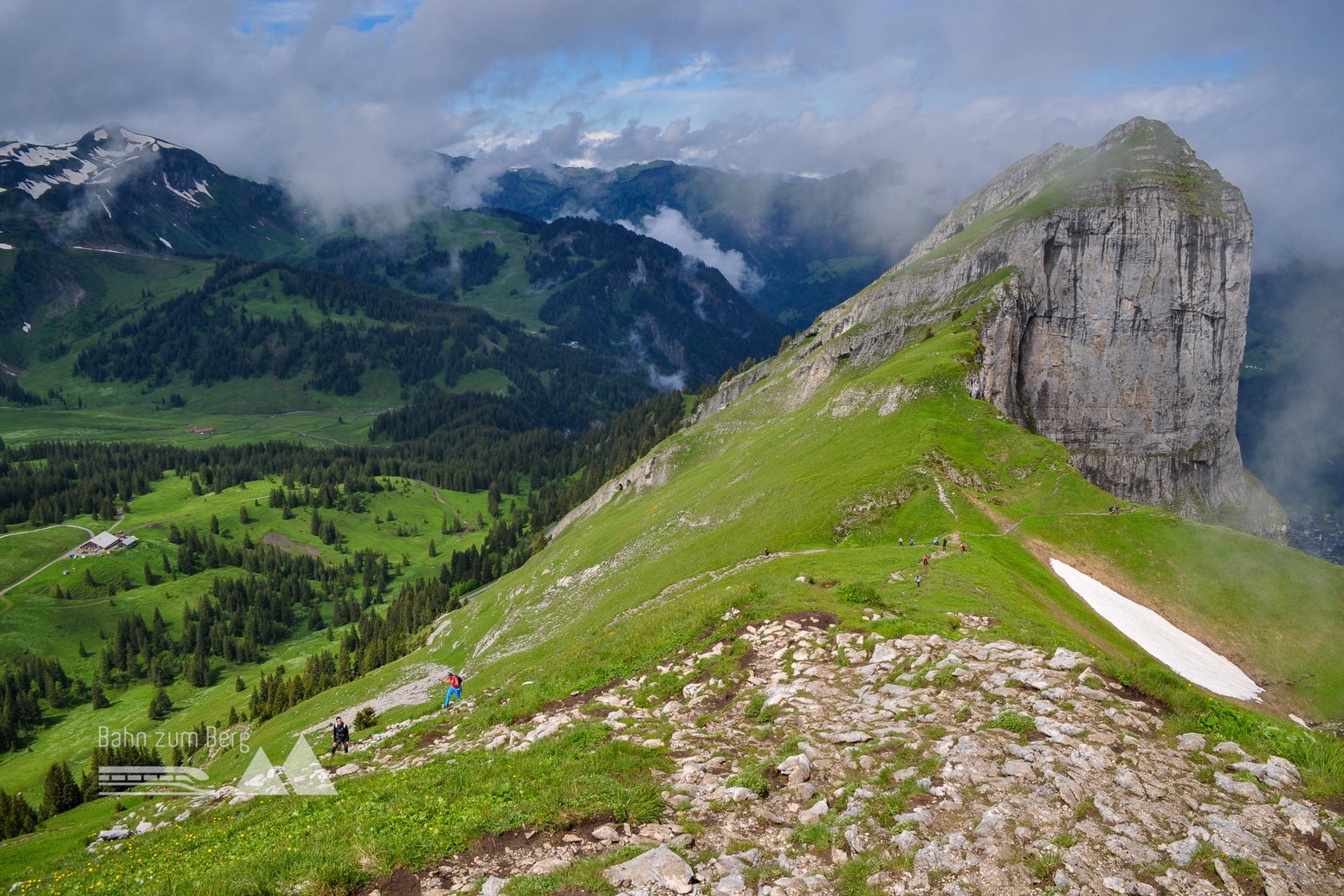Blick vom Gipfel, links der Hohe Stoß, rechts die Wurzachalpe. Foto: Norman und Lisa