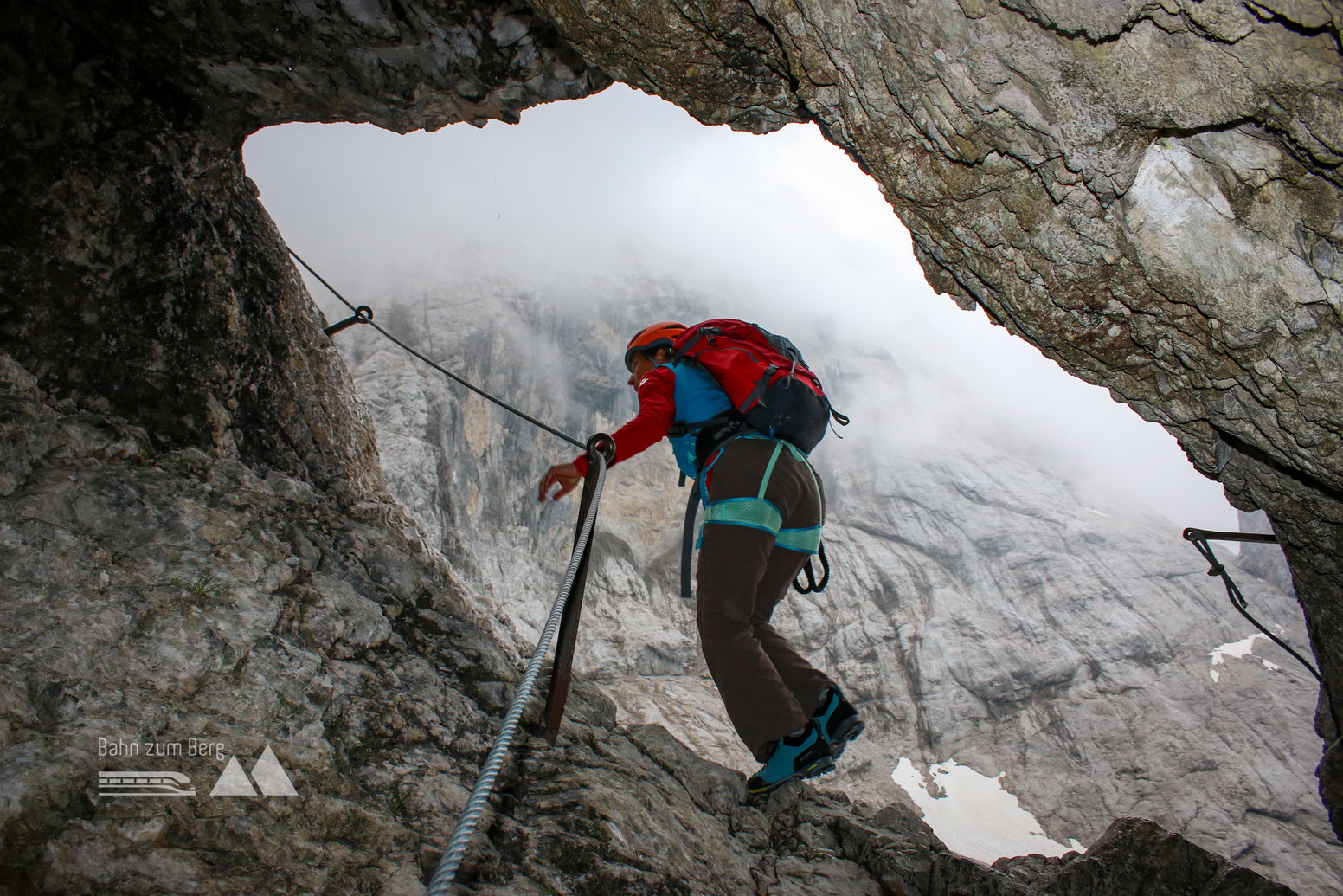 Das Felsenfenster in der namensgebenden Passage des Klettersteiges Stopselzieher. Foto: Michael Pröttel