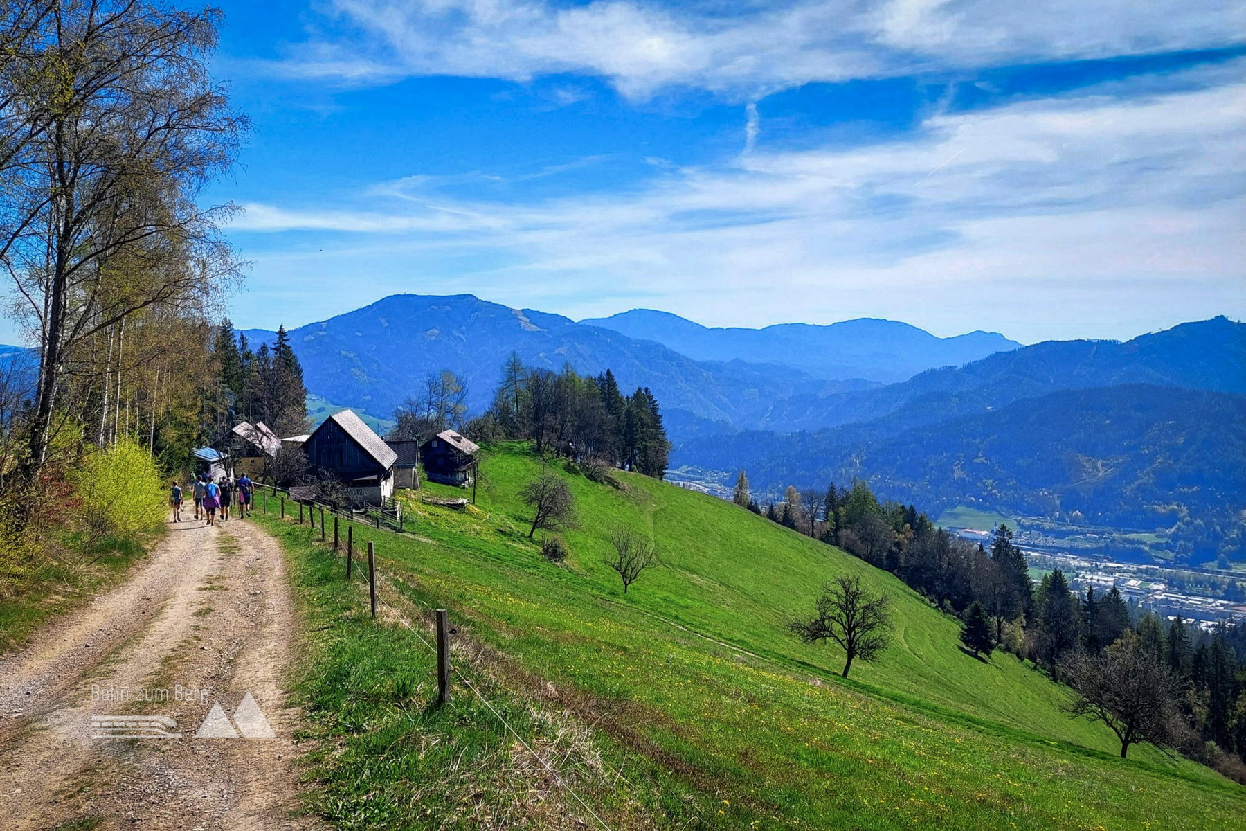 Immer wieder begegne ich anderen Wandergruppen, hier der Blick zurück zum Gasthaus. Im Hintergrund das Rennfeld. Foto: Alice Frischherz