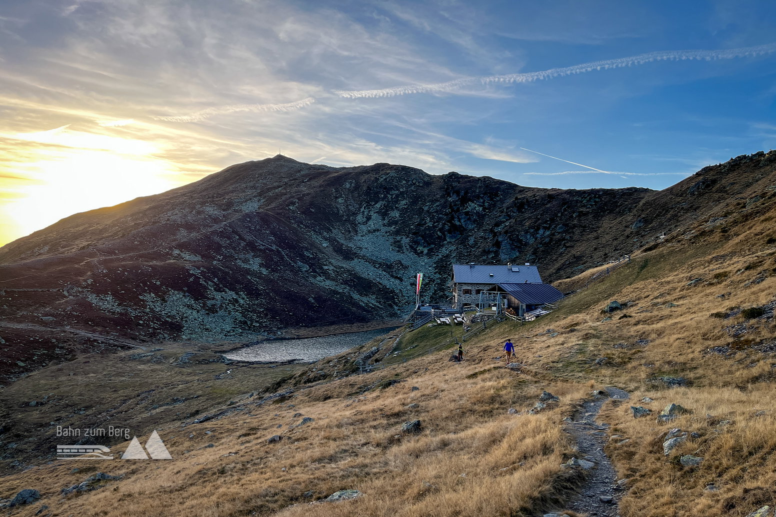 Radlsee und -hütte im Sonnenuntergang. Foto: Bernhard Walle
