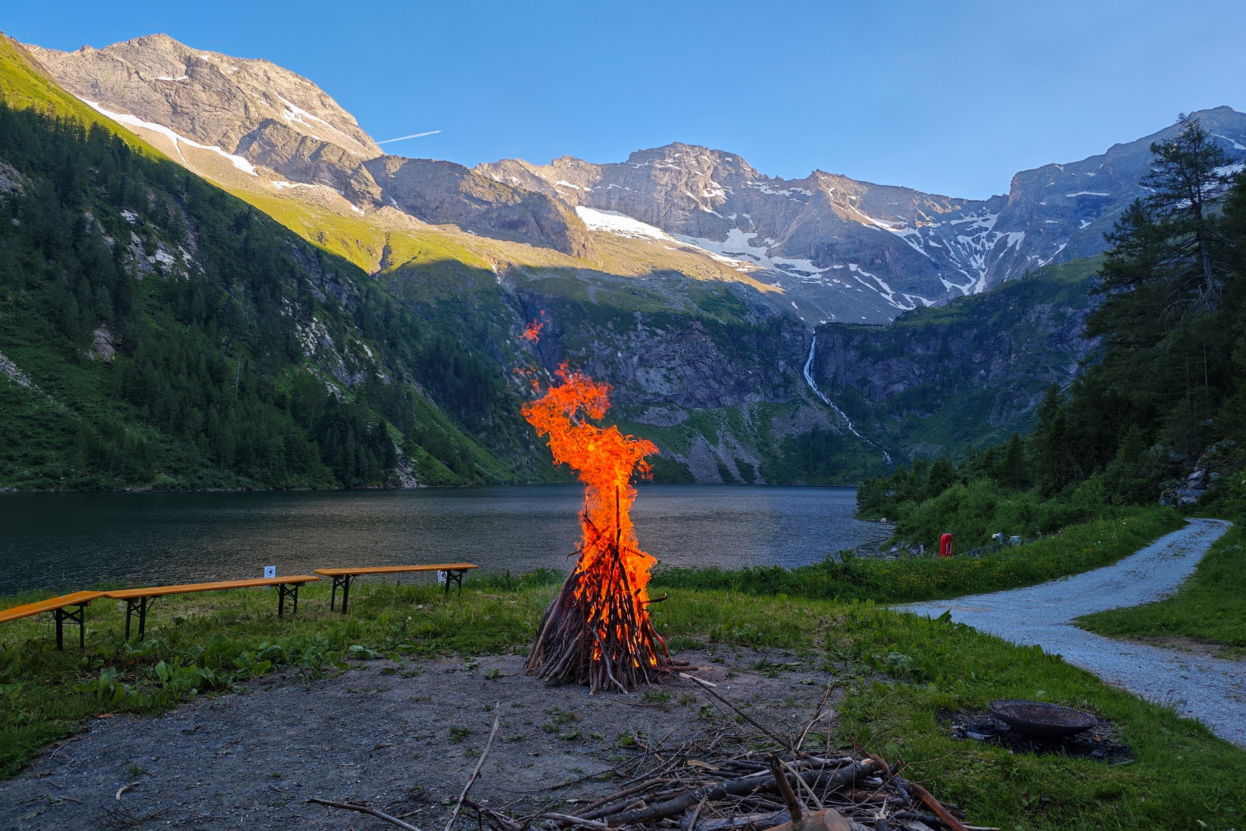 Lagerfeuer bei der Hütte. Foto: Lisa Nussdorfer