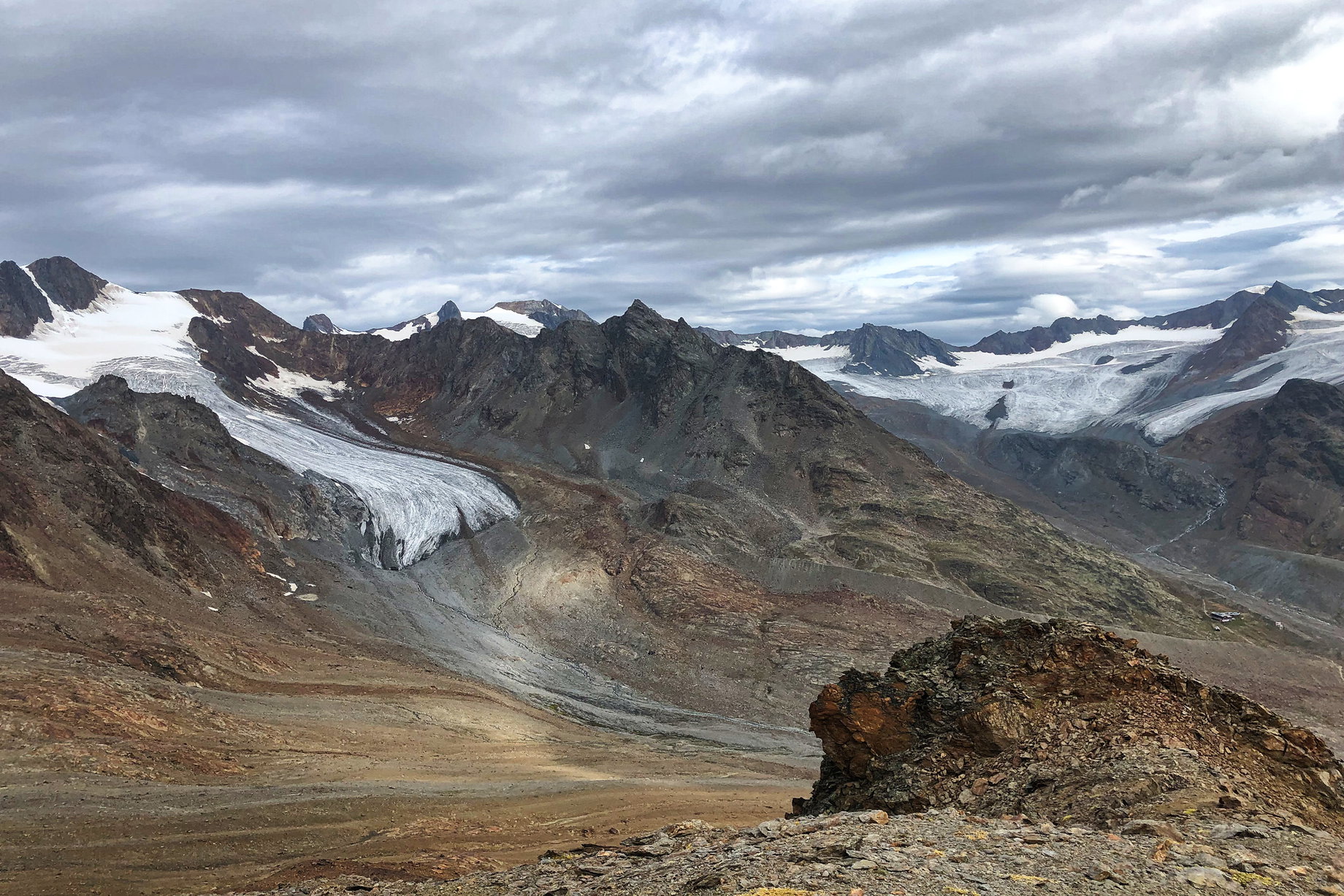 Blick zurück: Rechts unten zu sehen ist die Vernagthütte, links im Vordergrund der Guslarferner, rechts im Hintergrund der Vernagtferner bzw. was noch davon übrig ist. Foto: Anna Siebenbrunner, Protect Our Winters Austria (POW AT)