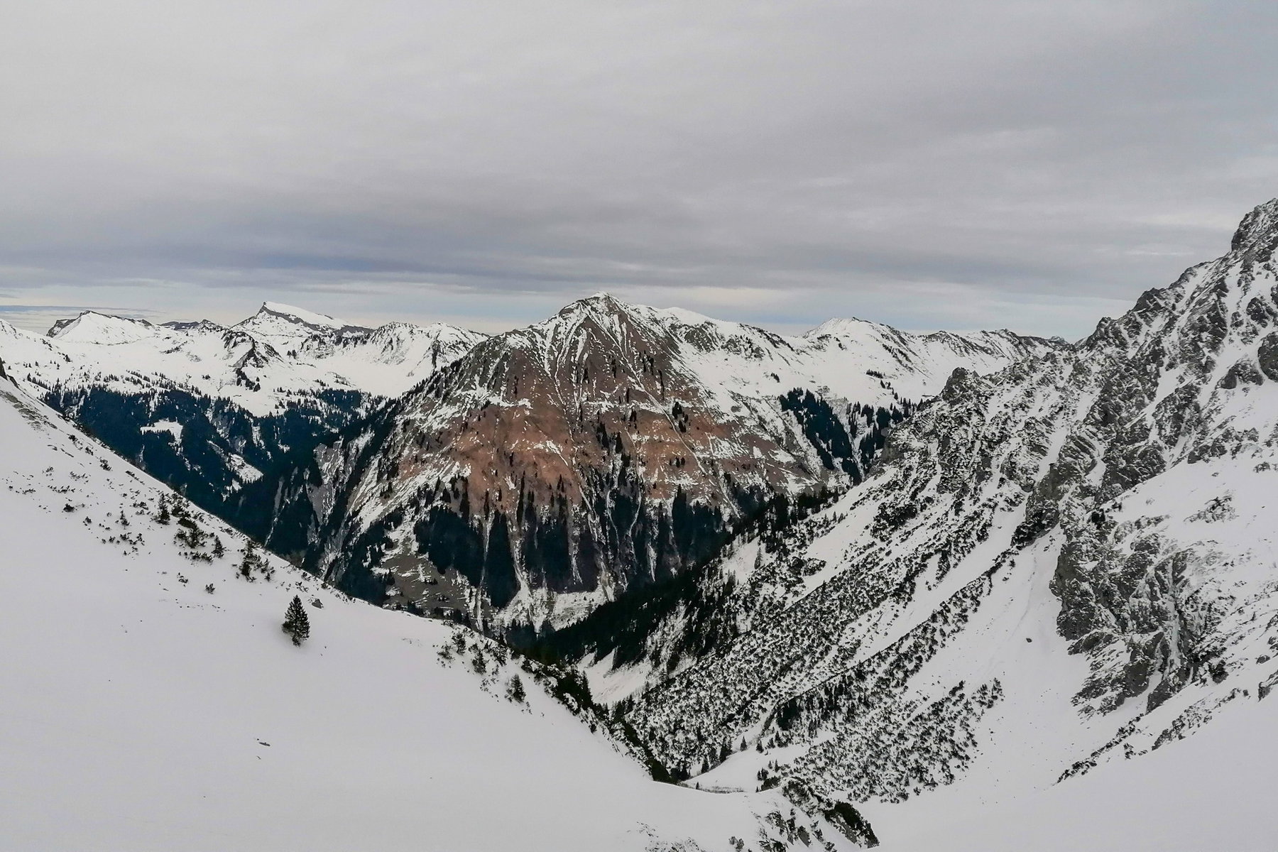 Im Aufstieg: Mittig Üntschenspitze, links hinten Hoher Ifen, rechts Hochkünzelspitze. Foto: Norman und Lisa