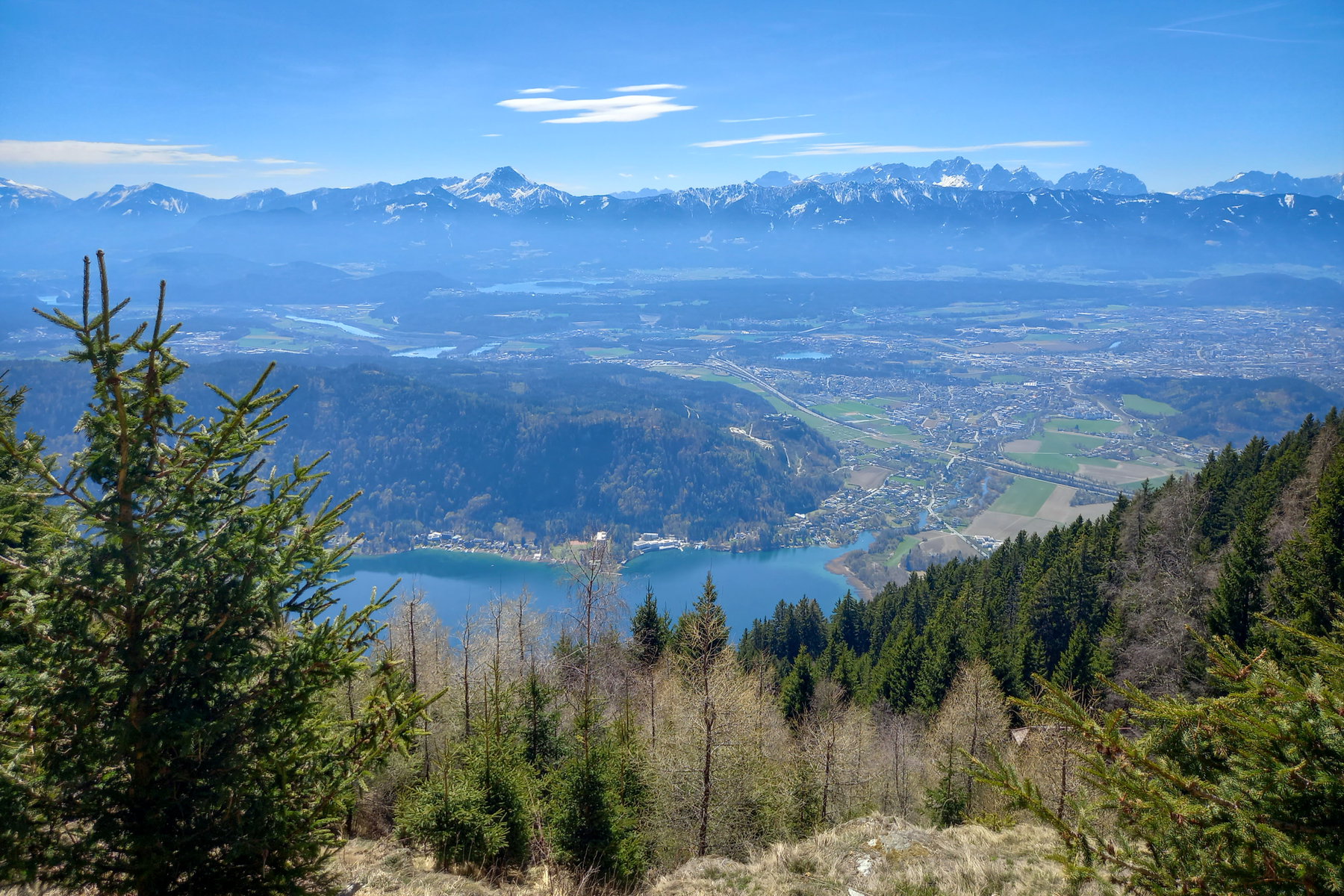 Blick vom Abstiegsweg zum Ossiacher See. Foto: Martina Friesenbichler
