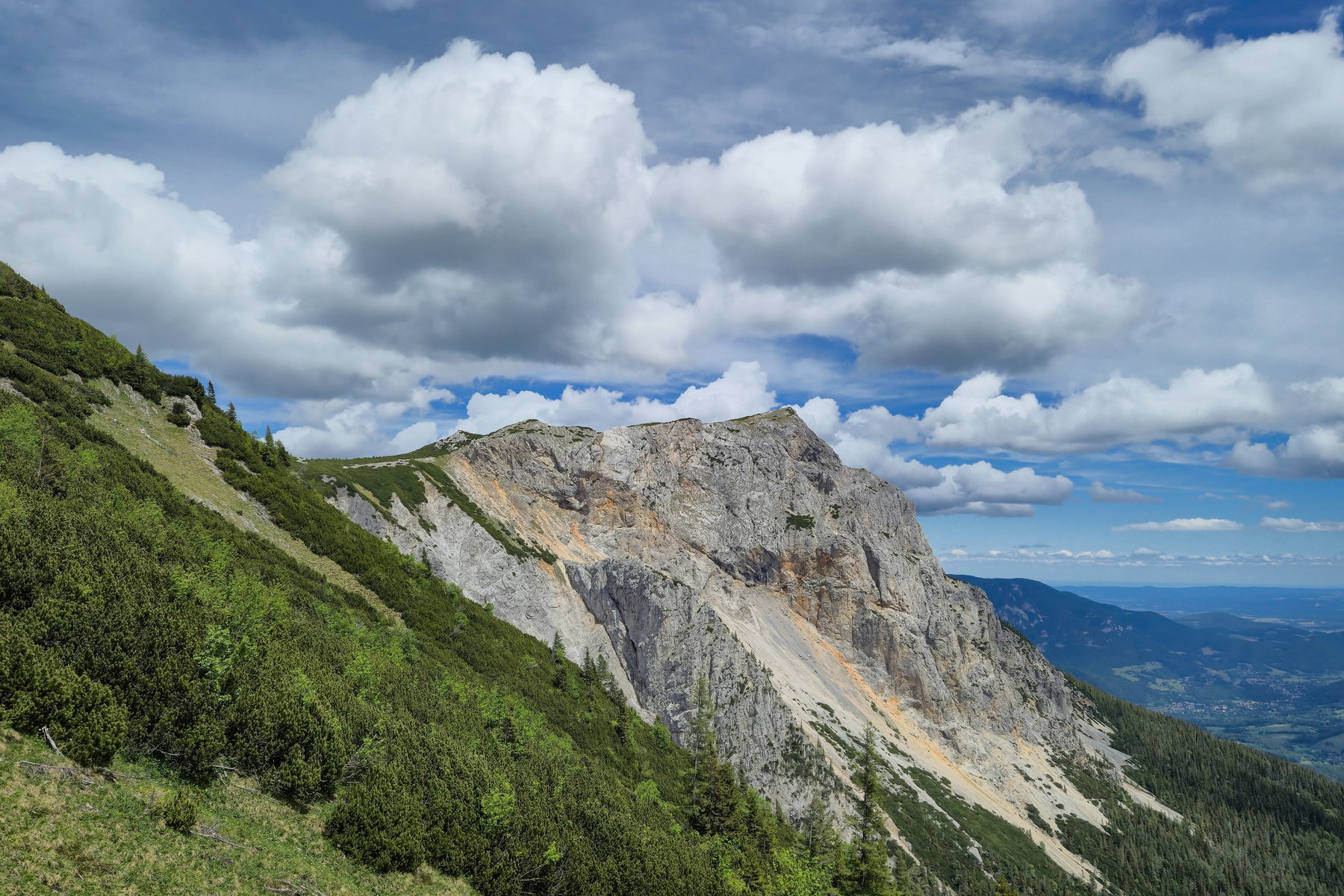 Nochmal kurze Pause am Göbl-Kühn-Steig mit Blick zurück auf die Preiner Wand. Foto: Linda Prähauser